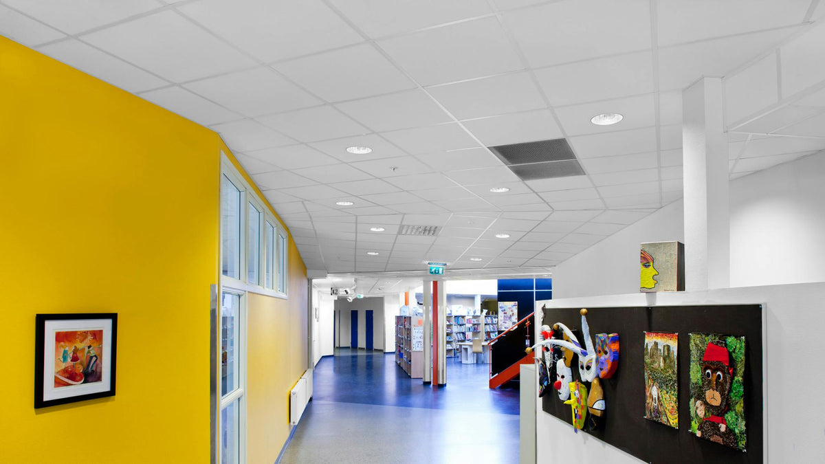 Rockfon Artic+ ceiling in a school corridor